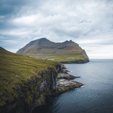 Trol Köyü ve Güzel Şelale, Kalsoy, Faroe Adaları, Danimarka 'nın insansız hava aracı manzarası. Kuzey Adaları