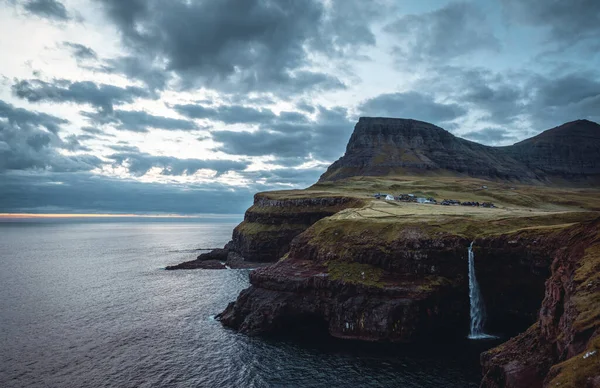 Gasadalur villaggio e Mulafossur la sua iconica cascata durante il tramonto in estate con cielo azzurro. Vagar, Isole Faroe, Danimarca. Brutta vista nell'oceano Atlantico settentrionale. — Foto Stock
