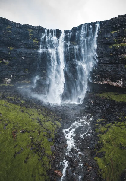 フォッサの滝、フェロー諸島で最も高い滝の空中ビュー。この二重の滝は高さ459フィートで、海に流れ落ちる. — ストック写真