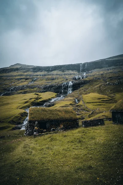 Cascadas en el pueblo de Saksun en las islas Feroe. No hay gente alrededor, casas de piedra tradicionales. —  Fotos de Stock