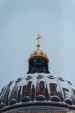Kar, kar fırtınasından sonra soğuk bir kış günü Berlin Mitte 'deki Kraliyet Kalesi veya şehir sarayı ve Humboldt Forumu' nun kubbesini kapladı..