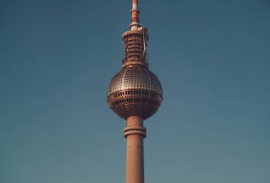 BERLİN, GERMANY - 10 Şubat 2021: Berlin 'deki Alexanderplatz yakınlarındaki Berlin TV Kulesi' ne doğru havadan görüş.