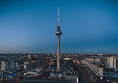 BERLİN, GERMANY - 10 Şubat 2021: Berlin 'deki Alexanderplatz yakınlarındaki Berlin TV Kulesi' ne doğru havadan görüş.