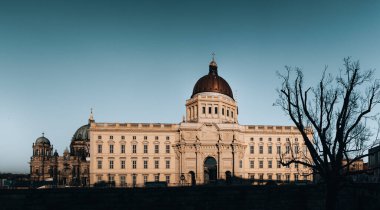 BERLİN, GERMANY - 10 Şubat 2021: Berlin 'deki Alexanderplatz yakınlarındaki Berlin TV Kulesi' ne doğru havadan görüş.
