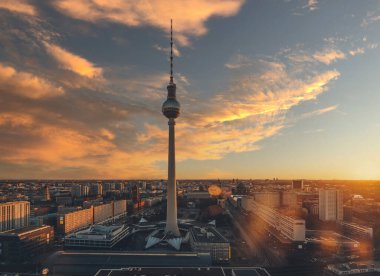 BERLİN, GERMANY - 10 Şubat 2021: Berlin 'deki Alexanderplatz yakınlarındaki Berlin TV Kulesi' ne doğru hava görüntüsü.