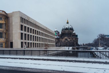 BERLİN, GERMANY - 10 Şubat 2021: Kar bir kış günü Berlin Katedrali 'ni Kraliyet Kalesi veya şehir sarayı ve Humboldt Forumu ile kapladı.