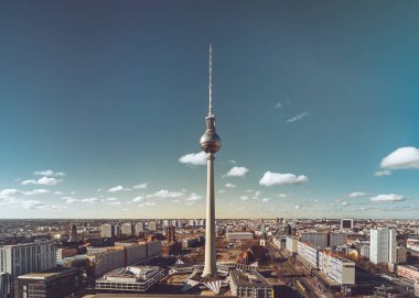 BERLİN, GERMANY - 10 Şubat 2021: Berlin 'deki Alexanderplatz yakınlarındaki Berlin TV Kulesi' ne doğru havadan görüş.