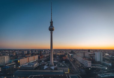 BERLİN, GERMANY - 10 Şubat 2021: Berlin 'deki Alexanderplatz yakınlarındaki Berlin TV Kulesi' ne doğru havadan görüş.