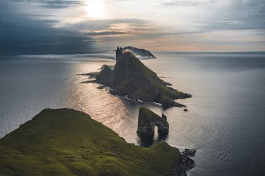 Faroe Adaları Vagar 'daki Drangarnir ve Tindholmur, Kuzey Atlantik Okyanusu' nda günbatımında hava aracı görüntüsü. Faroe Adaları, Danimarka, Avrupa.