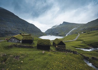 Danimarka 'nın Faroe Adaları' ndaki Streymoy Adası 'ndaki Saksun Şelalesi manzaralı Saksun köyündeki eski Lüteryen kilisesi.