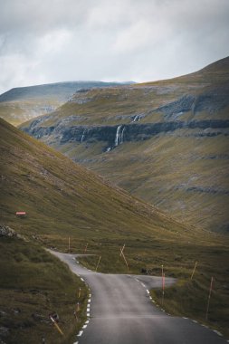 Faroe adalarındaki Saksun köyündeki şelaleler. Etrafta insan yok, geleneksel taş evler..