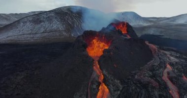 İzlanda Volkanik Patlaması 'nın 4K insansız hava aracı videosu 2021. Fagradalsfjall volkanı, Grindavik ve Reykjavik yakınlarındaki Geldingadalir vadisinde yer almaktadır. Sıcak lav ve magma kraterden çıkıyor.