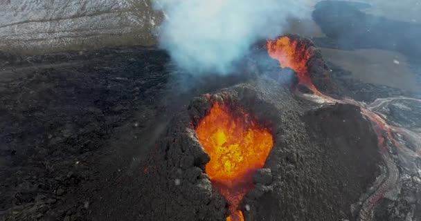 4K Drohnen-Luftbild des isländischen Vulkanausbruchs 2021. Der Vulkan Fagradalsfjall liegt im Tal Waldingadalir in der Nähe von Grindavik und Reykjavik. Heiße Lava und Magma aus dem Krater — Stockvideo