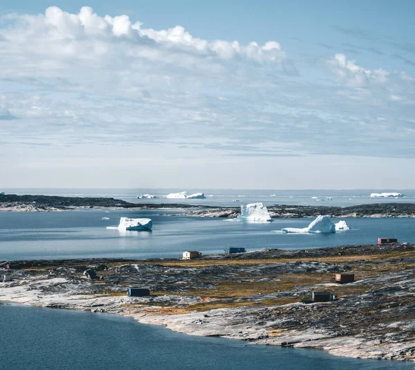 Кольоровий будинок Родебая Ілулісата, Гренландія. Це поселення розташоване на невеликому півострові, що відштовхується від материка в східній частині затоки Діско, за 22,5 км на північ від Ілулісата. — стокове фото