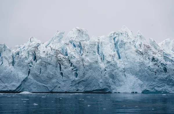 Paisaje de la naturaleza ártica con icebergs en el fiordo de hielo de Groenlandia con salida del sol de medianoche en el horizonte. Alpenglow temprano en la mañana del verano durante la temporada de medianoche. Ilulissat, Groenlandia Occidental. —  Fotos de Stock
