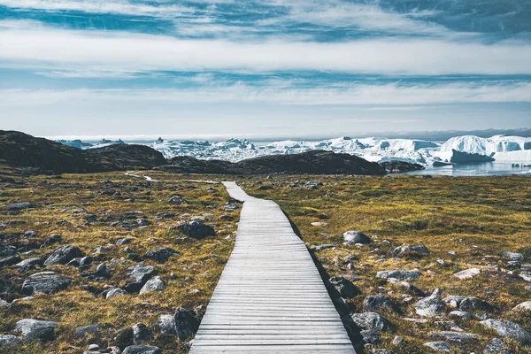 Blick zum Icefjord in Ilulissat. Leichte Wanderung zum berühmten Kangia-Gletscher in der Nähe von Ilulissat in Grönland. Der Ilulissat-Eisfjord vom Aussichtspunkt aus gesehen. Ilulissat-Eisfjord wurde zur UNESCO erklärt — Stockfoto