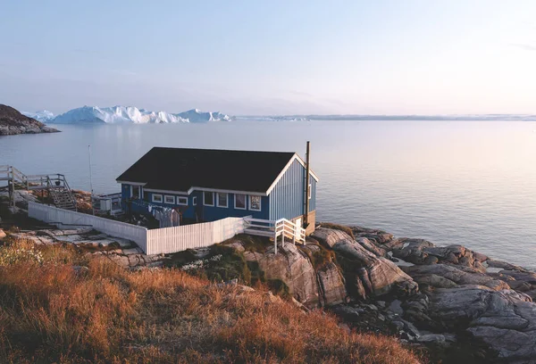 그린랜드 의 일 룰 리사 트 의 다채 로운 집이다. Kangia icefjord 는 안개를 배경으로 빙산으로 덮여 있습니다. 지구 온난 화의 개념. — 스톡 사진