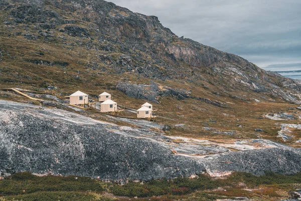 Panoramatický obraz tábora Eqi na ledovci Eqip Sermia v Grónsku. přírodní krajina s chatami. Půlnoční slunce a růžová obloha. Turistická destinace Eqi ledovec v západním Grónsku AKA Ilulissat a — Stock fotografie