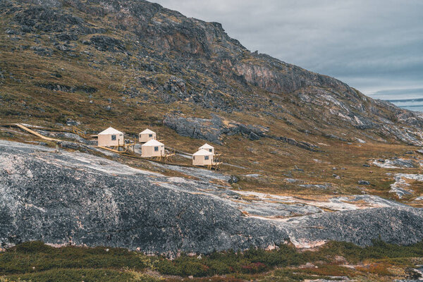 Панорамное изображение лагеря Эки на леднике Экип-Сермия в Гренландии. природный ландшафт с домиками. Полуночное солнце и розовое небо. Eqi ледник в Западной Гренландии AKA Ilulissat и