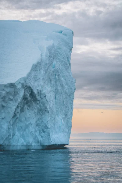 Paisagem natural do Árctico com icebergs no fiorde de gelo da Gronelândia com sol da meia-noite nascer do sol no horizonte. Alpenglow de verão de manhã cedo durante a temporada da meia-noite. Ilulissat, Gronelândia Ocidental. — Fotografia de Stock
