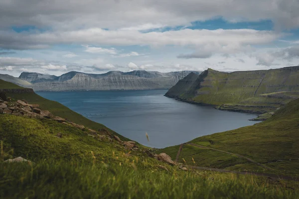 Látványos kilátás nyílik a festői fjordok a Feröer-szigetek közelében a falu Funningur hegyek alatt napsütéses tavaszi napon. — Stock Fotó