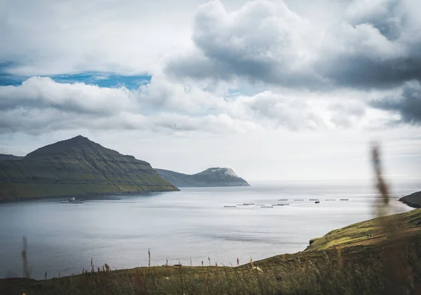 フェロー諸島の崖や海の鏡の素晴らしいパノラマ。Eysturoy, Faroe Islands,デンマーク. — ストック写真
