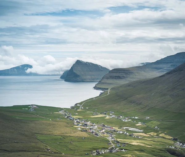 Ilhas Faroé Vista panorâmica de Kap Enniberg para a pequena aldeia Vidareidi, seus fiordes, ilha de Kunoy e montanhas — Fotografia de Stock