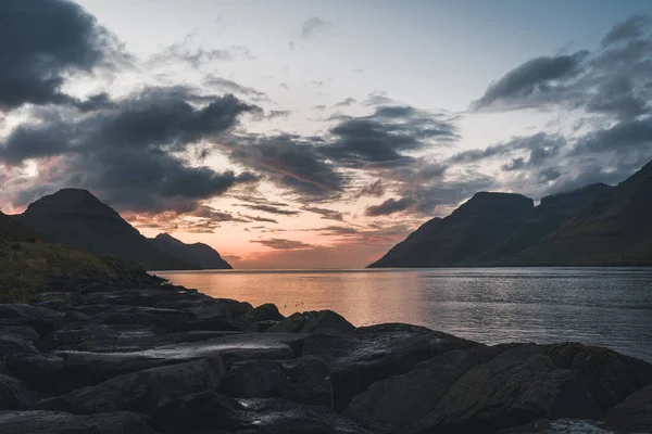 Färöarna Kalsoja i solnedgången ljus durig skymning med rosa himmel och klippor. — Stockfoto