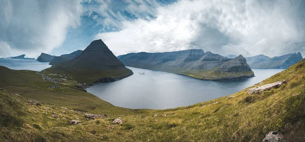 Färöarna Panoramautsikt från Kap Enniberg till den lilla byn Vidareidi, dess fjordar, Kunoy ön och bergen — Stockfoto