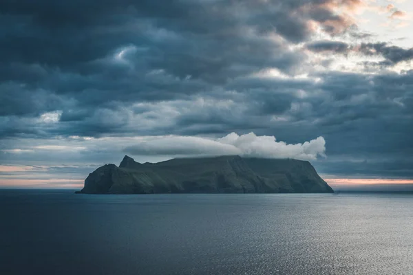 フェロー諸島｜Mykines Holmur島への眺め大西洋を望む曇りの日の日没と夕暮れ時. — ストック写真