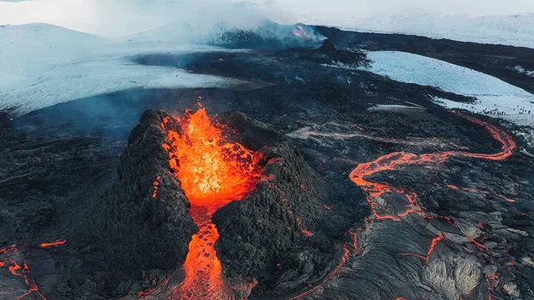 2021 İzlanda Volkanik Patlaması. Fagradalsfjall volkanı, Grindavik ve Reykjavik yakınlarındaki Geldingadalir vadisinde yer almaktadır. Sıcak lav ve magma kraterden çıkıyor..