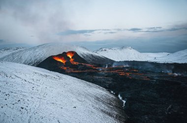 2021 İzlanda Volkanik Patlaması. Fagradalsfjall volkanı, Grindavik ve Reykjavik yakınlarındaki Geldingadalir vadisinde yer almaktadır. Sıcak lav ve magma kraterden çıkıyor..
