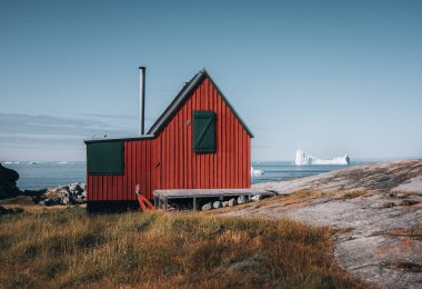 Grönland, Rodebay Ilulissat 'ın renkli evi. Bu yerleşim yeri, Ilulissat 'ın 22,5 km kuzeyindeki doğudaki Disko Körfezi' ne ana karadan çıkan küçük bir yarımadadır.