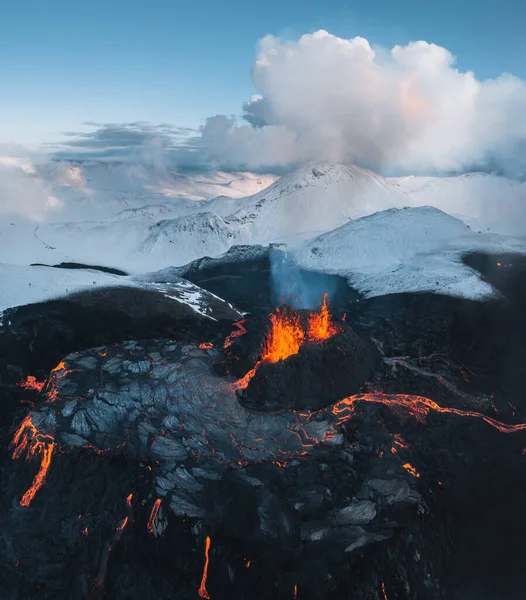 Aerial Panorama van actieve lava rivier stroomt van een vulkanische uitbarsting in de berg Fagradalsfjall Geldingadalir vallei, Zuidwest IJsland. Blauwe lucht met sneeuwbergen. De uitbarsting is aan de gang sinds maart — Stockfoto