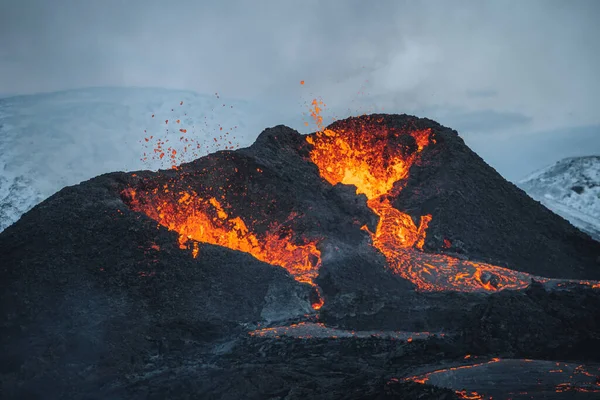 Island Vulkanutbrott 2021. Vulkanen Fagradalsfjall ligger i dalen Geldingadalir nära Grindavik och Reykjavik. Varm lava och magma kommer ut ur kratern. — Stockfoto