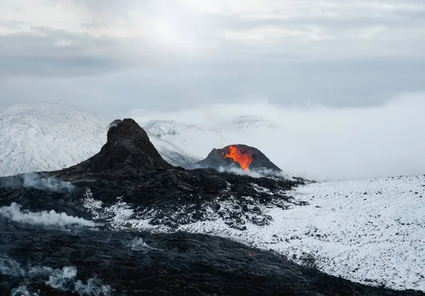 Ісландське вулканічне виверження 2021 року. Вулкан Fagradalsfjall розташований в долині Geldingadalir недалеко від міста Гріндавік і Рейк'явік. Гаряча лава і магма виходять з кратера.. — стокове фото