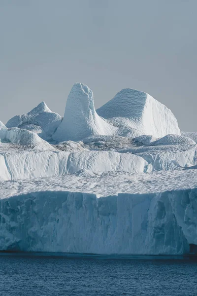 Paisagem natural do Árctico com icebergs no fiorde de gelo da Gronelândia com sol da meia-noite nascer do sol no horizonte. Alpenglow de verão de manhã cedo durante a temporada da meia-noite. Ilulissat, Gronelândia Ocidental. — Fotografia de Stock