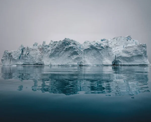 Arktische Naturlandschaft mit Eisbergen im grönländischen Eisfjord mit Mitternachtssonne und Sonnenuntergang am Horizont. Frühmorgendliches Alpenglühen während der Mitternachtszeit. Ilulissat, Westgrönland. — Stockfoto