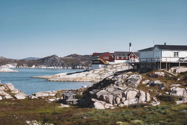 공중에서 본 그린란드의 일 룰 리사트라는 북극 도시의 모습. 여름에는 맑은 날푸른 하늘 과 구름으로 뒤덮여 있는 다채 로운 주택들 이 도시 중심부에 있다 — 스톡 사진