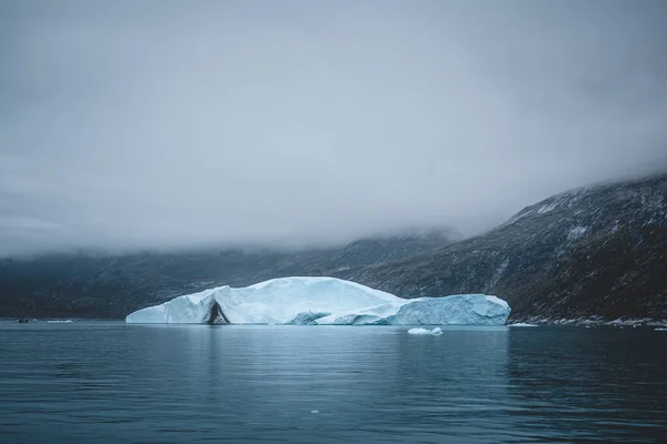 Paisaje de la naturaleza ártica con icebergs en el fiordo de hielo de Groenlandia con salida del sol de medianoche en el horizonte. Alpenglow temprano en la mañana del verano durante la temporada de medianoche. Ilulissat, Groenlandia Occidental. —  Fotos de Stock