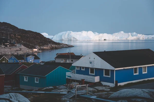 18 серпня 2019, Ілуліссат, Гренландія. Вздовж головної вулиці Ілуліссат, розташованої на західному узбережжі Ґренландії, можна побачити яскраві будинки. icefjord на задньому плані. — стокове фото