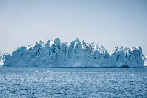 Um dia ensolarado na Antártida. Completa calma e reflexão de icebergs em águas profundas e claras. Viaje pelo navio entre os gelos. Neve e gelo das ilhas da Antártida. — Fotografia de Stock