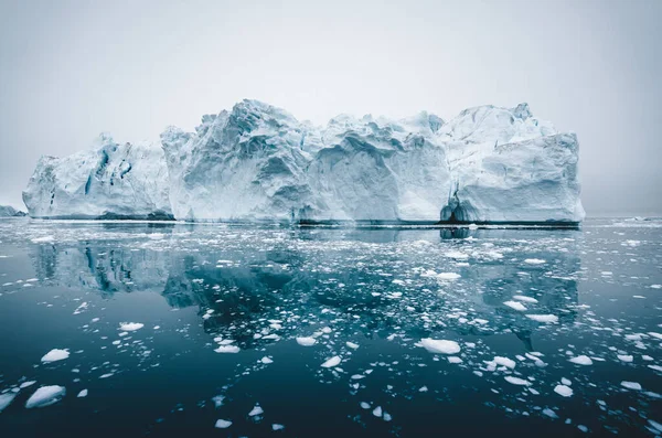 Paisaje de la naturaleza ártica con icebergs en el fiordo de hielo de Groenlandia con salida del sol de medianoche en el horizonte. Alpenglow temprano en la mañana del verano durante la temporada de medianoche. Ilulissat, Groenlandia Occidental. —  Fotos de Stock