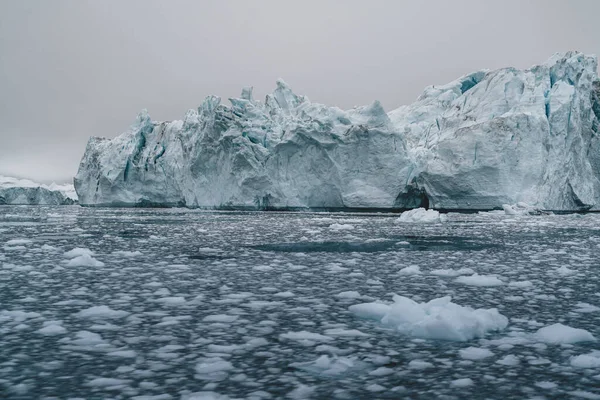 Paisaje de la naturaleza ártica con icebergs en el fiordo de hielo de Groenlandia con salida del sol de medianoche en el horizonte. Alpenglow temprano en la mañana del verano durante la temporada de medianoche. Ilulissat, Groenlandia Occidental. — Foto de Stock