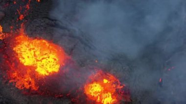 İzlanda Volkanik Patlaması 'nın 4K insansız hava aracı videosu 2021. Fagradalsfjall volkanı, Grindavik ve Reykjavik yakınlarındaki Geldingadalir vadisinde yer almaktadır. Sıcak lav ve magma kraterden çıkıyor.