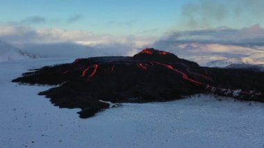 İzlanda Volkanik Patlaması 'nın 4K insansız hava aracı videosu 2021. Fagradalsfjall volkanı, Grindavik ve Reykjavik yakınlarındaki Geldingadalir vadisinde yer almaktadır. Sıcak lav ve magma kraterden çıkıyor.
