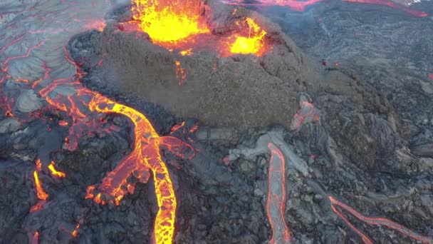 Беспилотное видео извержения исландского вулкана 2021 года в формате 4K. Вулкан Фаградальсфьолл расположен в долине Гельдингадалир, недалеко от Гриндавика и Рейкьявика. Горячая лава и магма выходят из кратера — стоковое видео