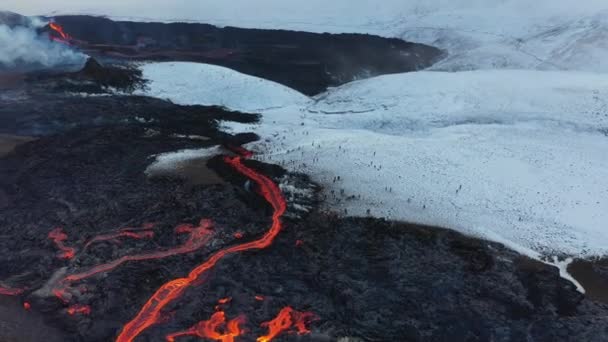 4K Drone légi videó Izland vulkánkitörés 2021. A Fagradalsfjall vulkán a Geldingadalir völgyben található, Grindavik és Reykjavik közelében. Forró láva és magma jön ki a kráterből. — Stock videók