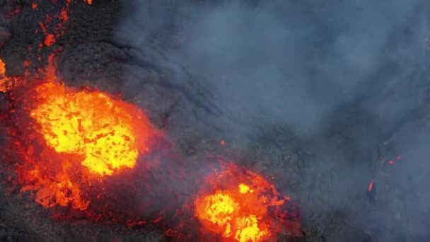 4K Drone luchtfoto van IJsland Vulkaanuitbarsting 2021. De vulkaan Fagradalsfjall ligt in de vallei Geldingadalir dicht bij Grindavik en Reykjavik. Hete lava en magma komen uit de krater. — Stockvideo