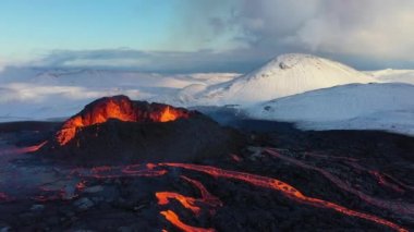İzlanda Volkanik Patlaması 'nın 4K insansız hava aracı videosu 2021. Fagradalsfjall volkanı, Grindavik ve Reykjavik yakınlarındaki Geldingadalir vadisinde yer almaktadır. Sıcak lav ve magma kraterden çıkıyor.